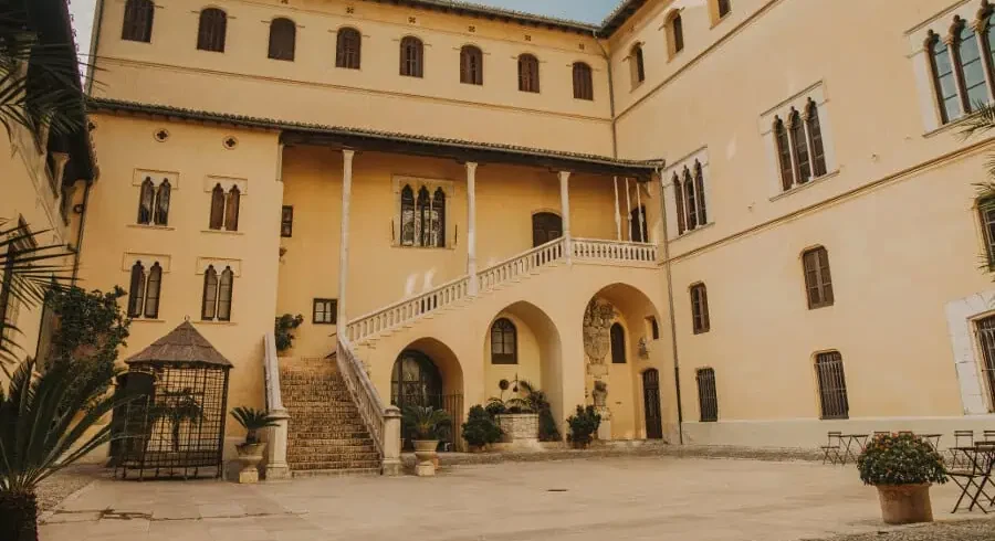 patio de armas del palau ducal